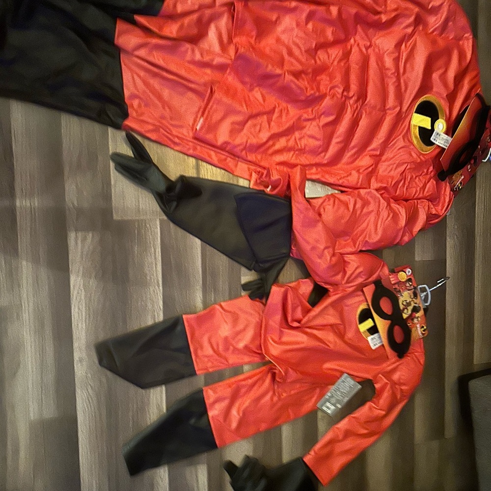 Disney’s incredible costume child size 5 brand new.